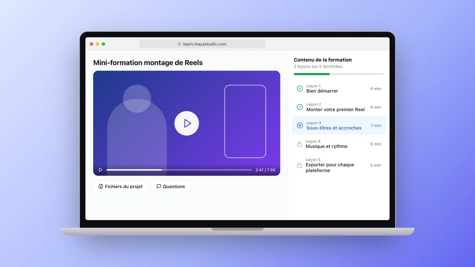 Un lecteur de formation en ligne sur ordinateur avec une leçon vidéo, des fichiers de projet et une liste de cinq leçons dont deux terminées, une en cours et deux verrouillées