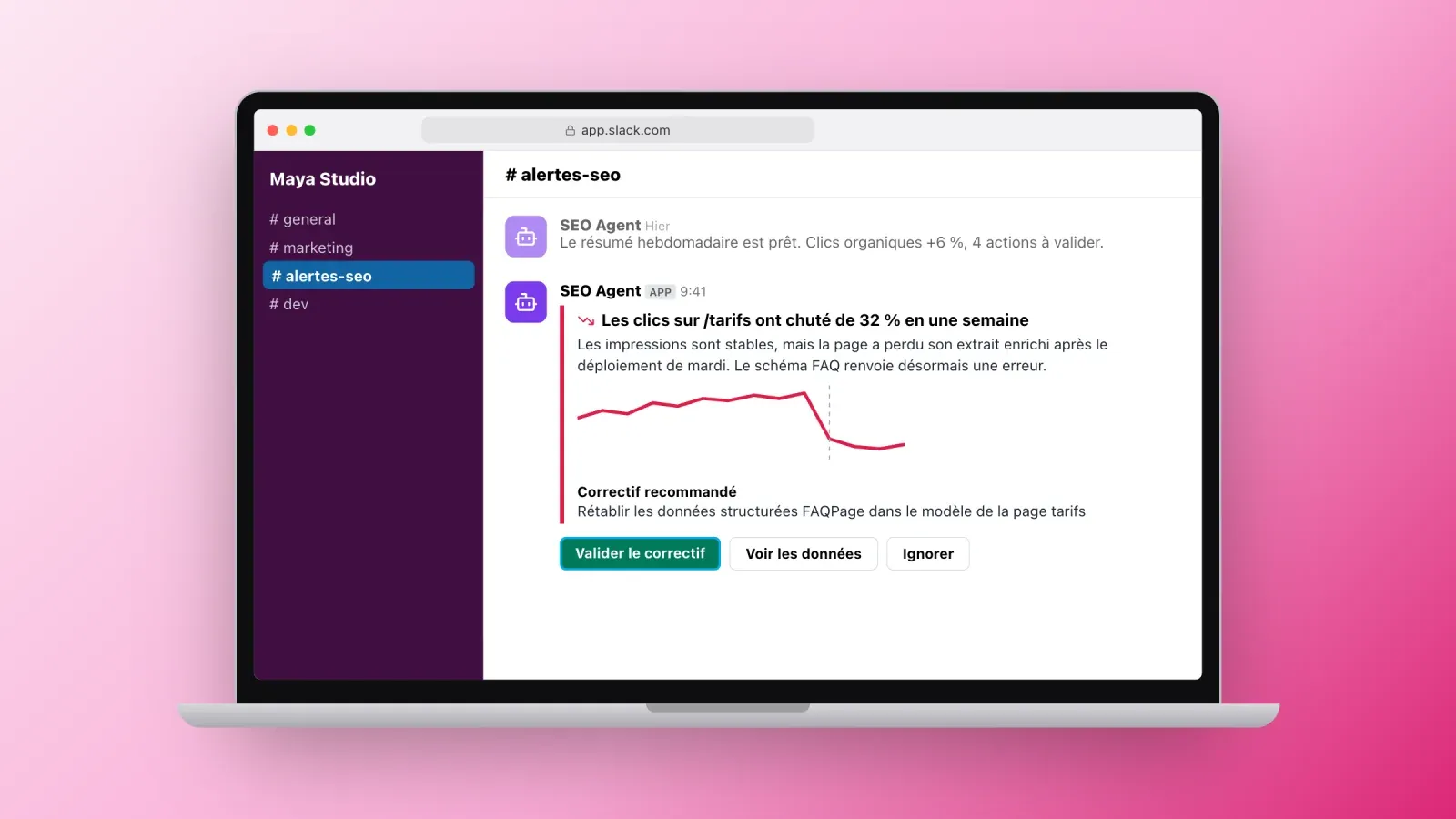 Message Slack d'un agent SEO signalant une chute de 32 % des clics sur la page tarifs en une semaine, avec un graphique, la cause probable et un bouton pour valider le correctif