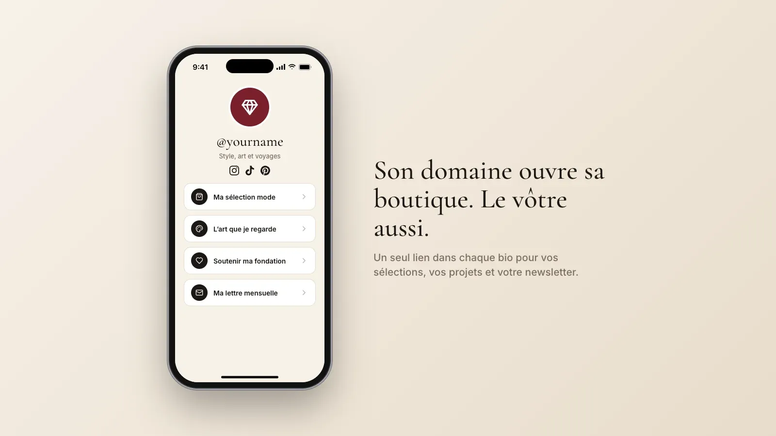 Téléphone affichant la page lien en bio d'une créatrice mode avec ses sélections, ses coups de cœur art, un lien vers sa fondation et une lettre mensuelle